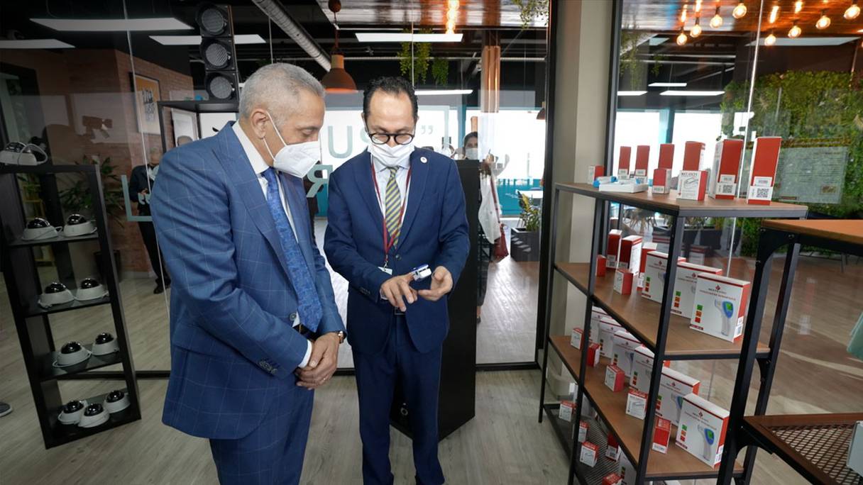 Moulay Hafid Elalamy visite le centre d’ingénierie, innovation et managed services d'ABA Technology, au Technopark de Casablanca, lors de son inauguration, le 21 avril 2021. 

