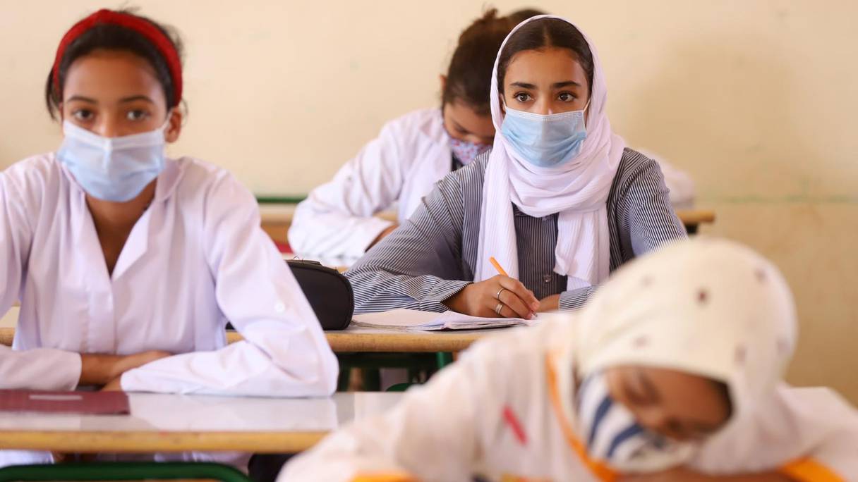 Des étudiantes regagnent, le premier octobre 2021 à Marrakech, leurs classes dans le strict respect des mesures préventives visant à enrayer la propagation de la pandémie du nouveau coronavirus. 
