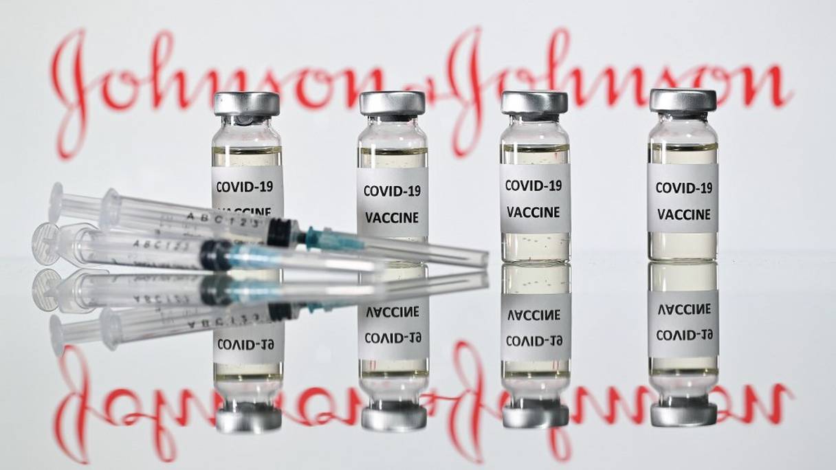 Flacons de vaccin Covid-19, seringues et le logo de la société pharmaceutique américaine Johnson & Johnson. Le 4 février 2021, le géant pharmaceutique a soumis une demande d'autorisation d'urgence de son vaccin anti-Covid-19 aux autorités sanitaires américaines.
