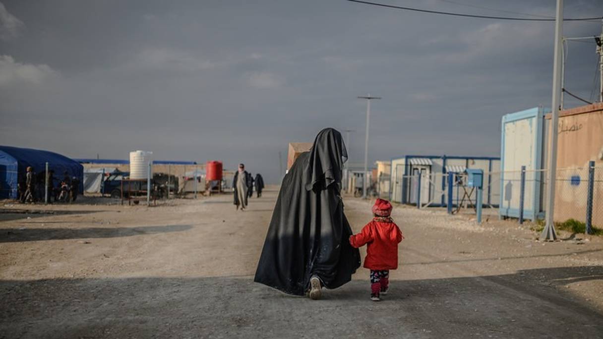 Une femme et son enfant dans un camp de Daech, en Syrie. 
