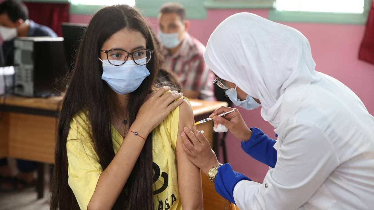 Une collégienne reçoit une deuxième dose d'un vaccin anti-Covid-19, le 23 septembre 2021, à Fès.

