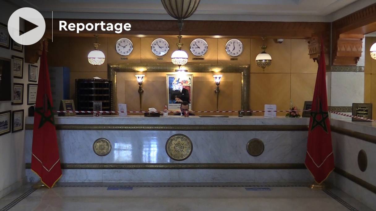 Un concierge à la réception d'un hôtel, vide, à Meknès. 
