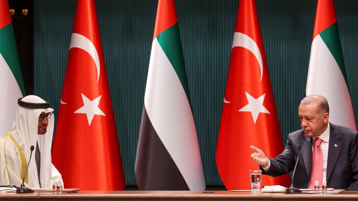 Le président turc Recep Tayyip Erdogan (à droite) et le prince héritier d'Abou Dhabi, Cheikh Mohammed bin Zayed Al Nahyan, à une cérémonie de signature concernant des accords entre les deux pays, au complexe présidentiel à Ankara, le 24 novembre 2021.
