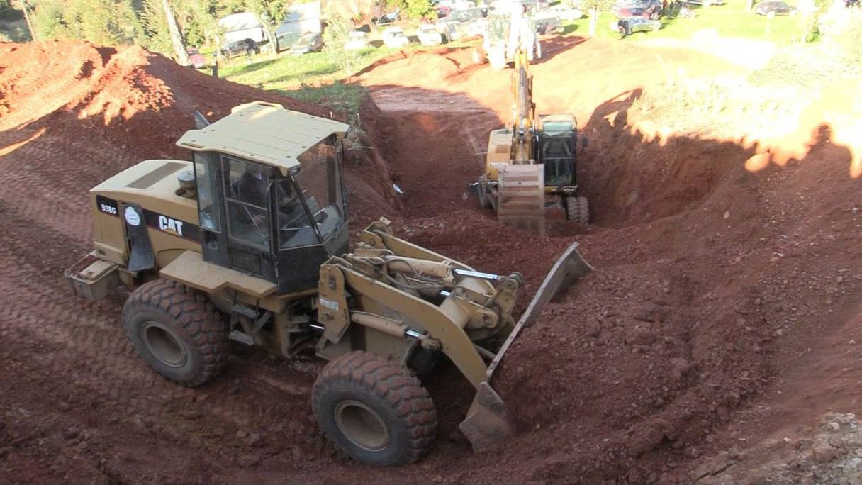 Les opérations d'excavation mises en place pour sortir le petit Rayan, 5 ans, tombé dans un puits de 32 mètres, dans les environs de Bab Berred, dans la commune de Tamrout près de Chefchaouen, le premier février 2022.
