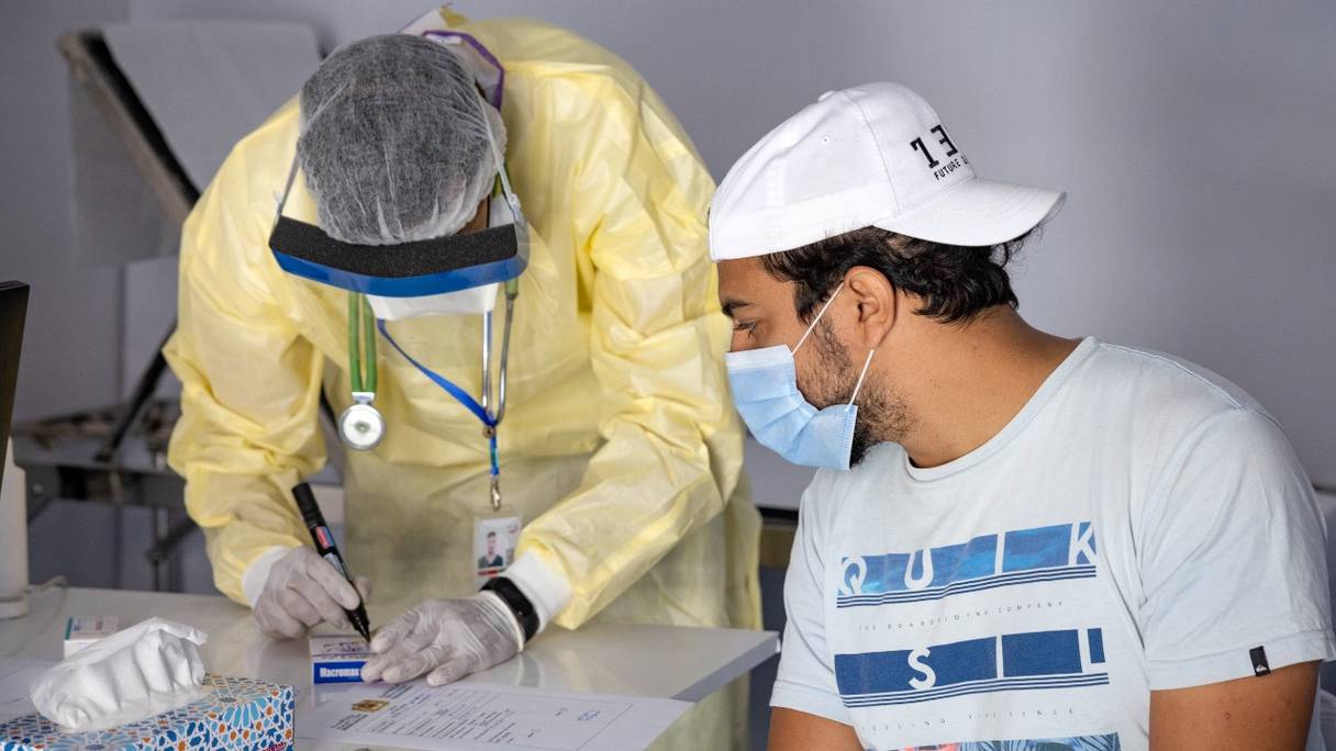Un jeune patient marocain testé positif au Covid-19 reçoit un traitement au «smart vaccinodrome intégré», situé à Errahma, dans la province de Nouaceur, près de Casablanca, le 9 août 2021.
