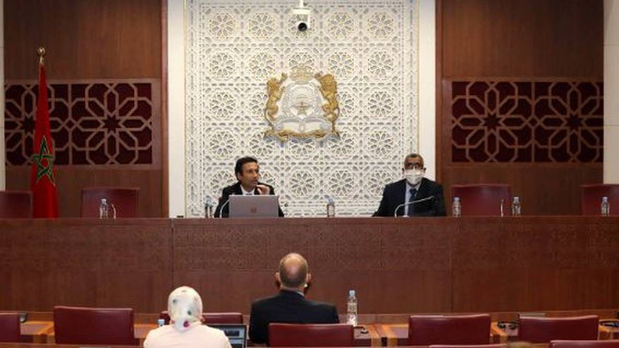  Mohamed Benchaâboun devant les membres de la commission des finances à la Chambre des représentants, ce lundi 28 septembre. 
