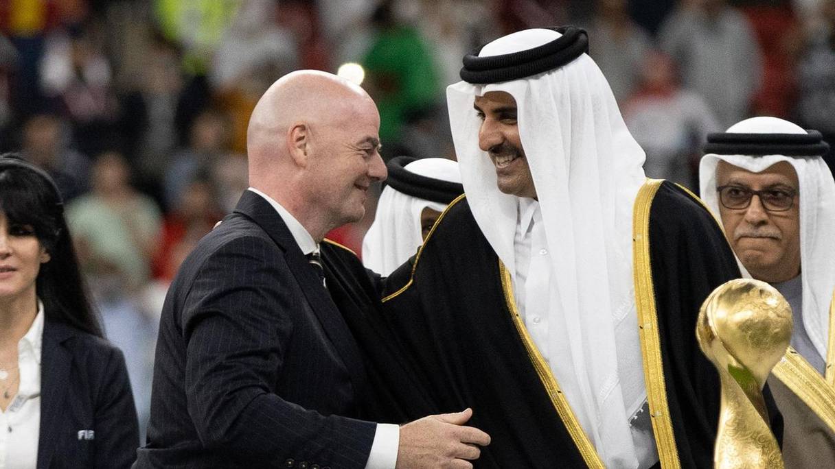 Cheikh Tamim ben Hamad al-Thani, émir du Qatar, et Gianni Infantino, président de la FIFA.
