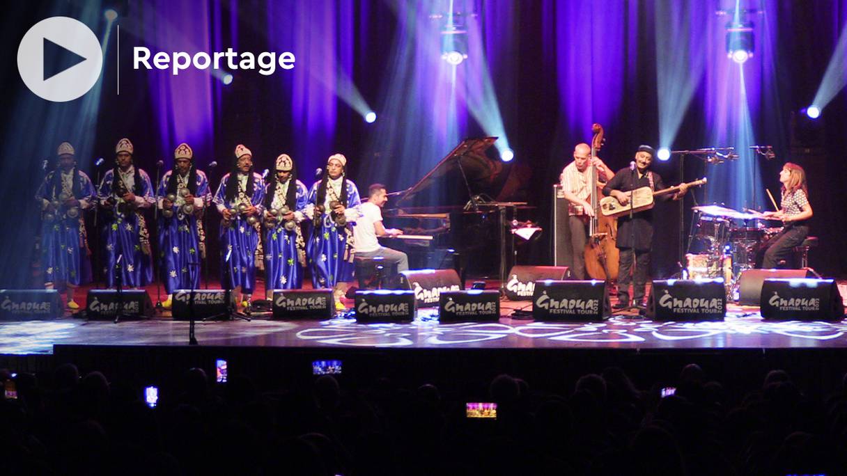 Pour sa 4e étape, le Gnaoua Festival Tour a enchanté le public de Rabat, notamment avec un concert réunissant le maâlem Hamid El Kasri et le contrebassiste de jazz international, Avishai Cohen, 23 juin 2022.
