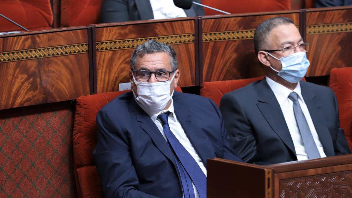 Le chef du gouvernement, Aziz Akhannouch, et le ministre délégué chargé du Budget, Faouzi Lakjaa, lors d'une séance plénière à la Chambre des représentants, consacrée à la discussion du programme gouvernemental, le 13 octobre 2021 à Rabat.
