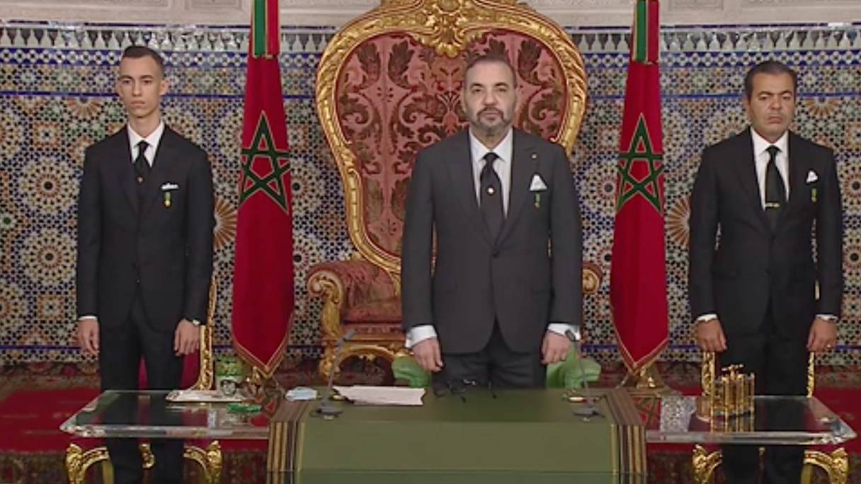 Le roi Mohammed VI, entouré de SAR le prince héritier Moulay El Hassan et de SAR le prince Moulay Rachid, lors du discours royal du 6 novembre 20021, à l'occasion du 46e anniversaire de la Marche verte.
