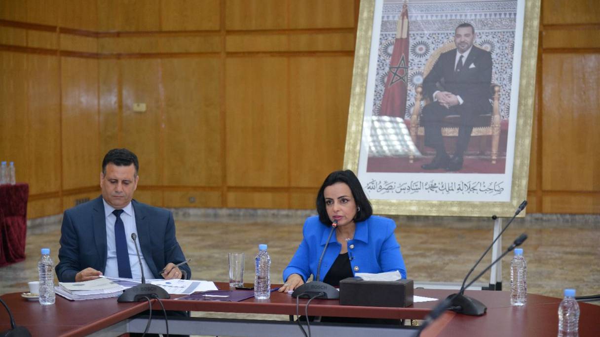 La directrice de la supervision bancaire au sein de la Bank Al-Maghrib, Hiba Zahoui, lors de la présentation du rapport annuel sur la supervision bancaire, lundi 25 juillet 2022, à Casablanca.
