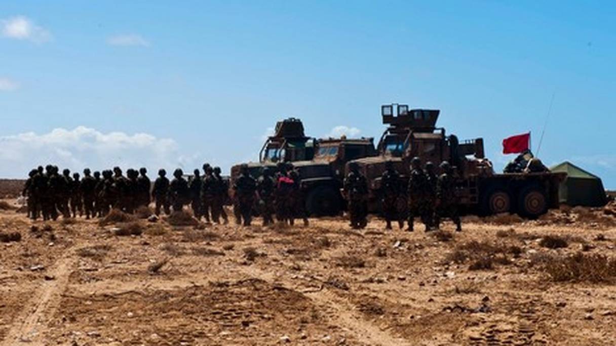 Le Maroc ne peut tolérer que la zone tampon devienne une zone de non-droit. Ici, un contingent des Forces armées royales stationné au-delà du mur de défense marocain.
