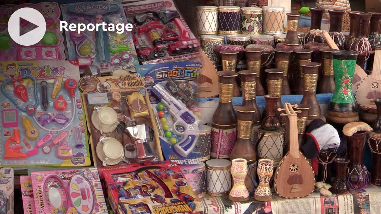 Les clients sont peu nombreux dans les marchés de jouets à Casablanca à l'approche de la fête de Achoura. 
