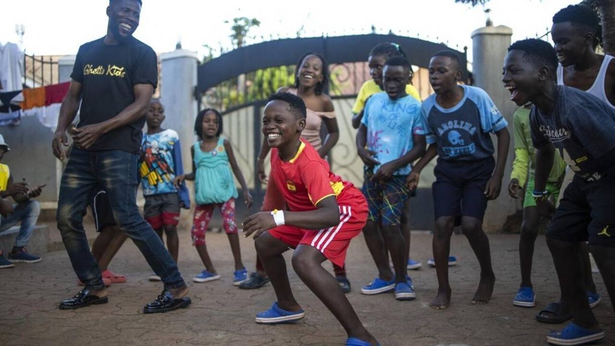 Les "Hyper Kids Africa" sont des enfants issus du ghetto de Kampala, en Ouganda, qui vivent dans un orphelinat où ils apprennent à danser et à mettre en valeur leurs nombreux talents.