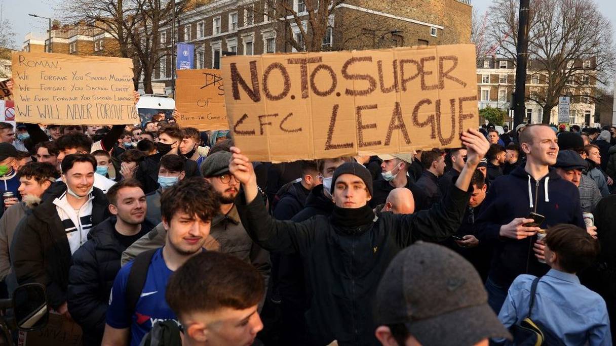 Des supporters anglais manifestent contre la Super Ligue devant Stamford Bridge, mardi 20 avril 2021.
