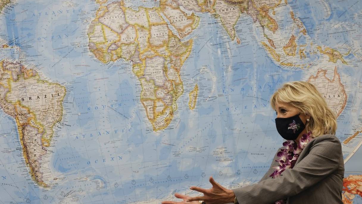 La Première dame américaine Jill Biden, dans une salle de classe, suivant le protocole à même d'éviter la propagation du coronavirus, à Salt Lake City, dans l'Utah, le 5 mai 2021.
