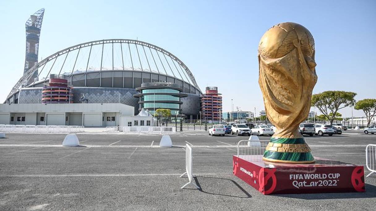 Un trophée géant de la Coupe du monde 2022 exposé au Qatar.
