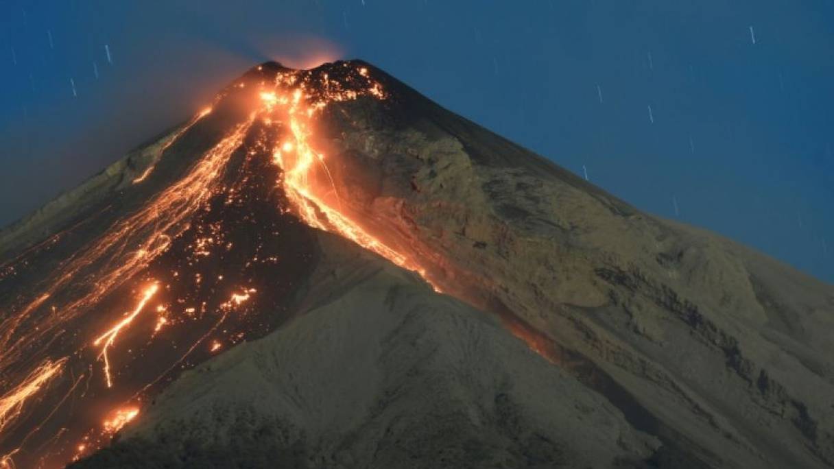 Guatemala: le volcan Fuego en éruption, alerte orange déclenchée.
