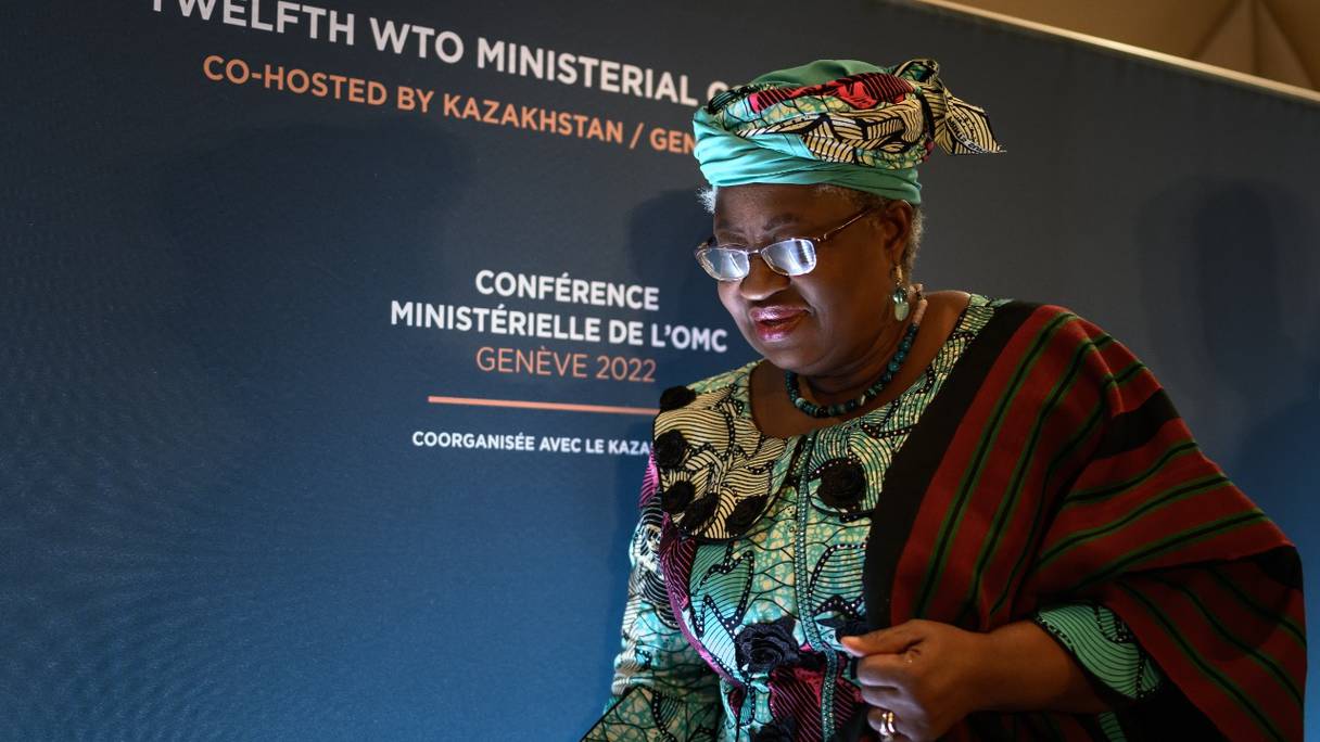 La directrice générale de l'Organisation mondiale du commerce, Ngozi Okonjo-Iweala, quitte une conférence de presse à l'issue d'une conférence ministérielle de l'OMC au siège de l'organisation à Genève, au premières heures du 17 juin 2022.
