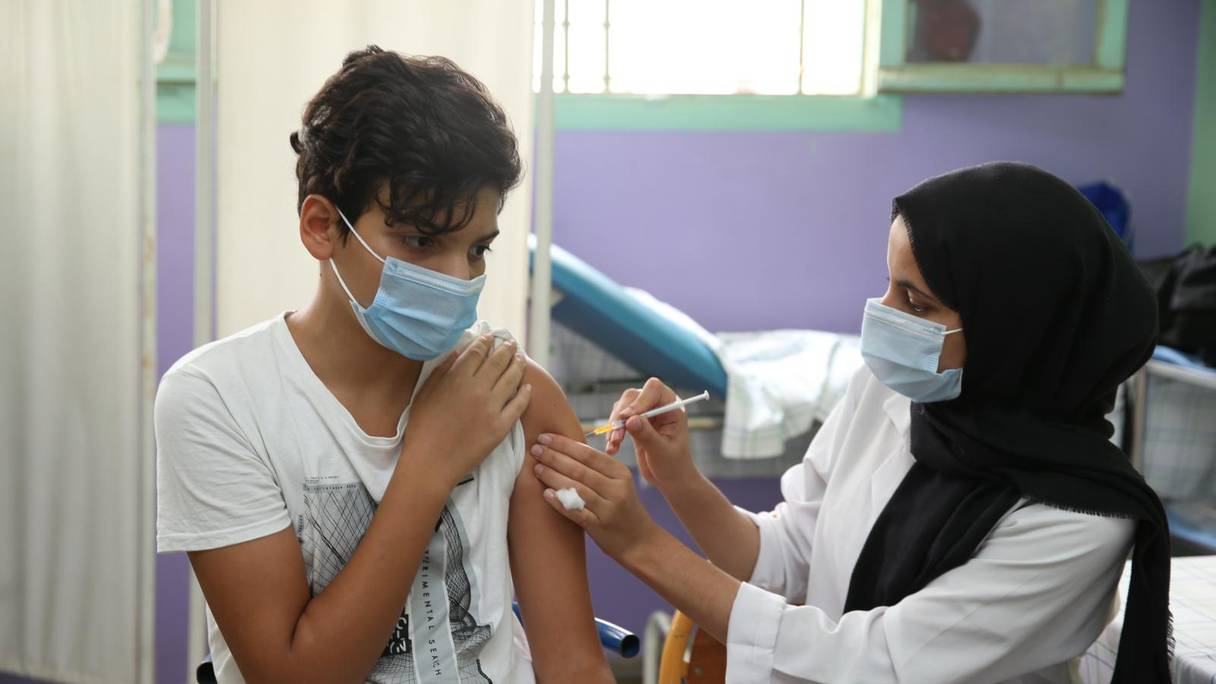 Un adolescent reçoit une seconde dose du vaccin contre le Covid-19, dans un centre de vaccination à Fès, le 23 septembre 2021. 

