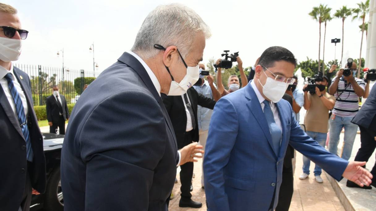 Nasser Bourita, ministre des Affaires étrangères, de la Coopération africaine et des Marocains résidant à l'étranger, reçoit son homologue israélien Yaïr Lapid, à Rabat, le 12 août 2021. 
