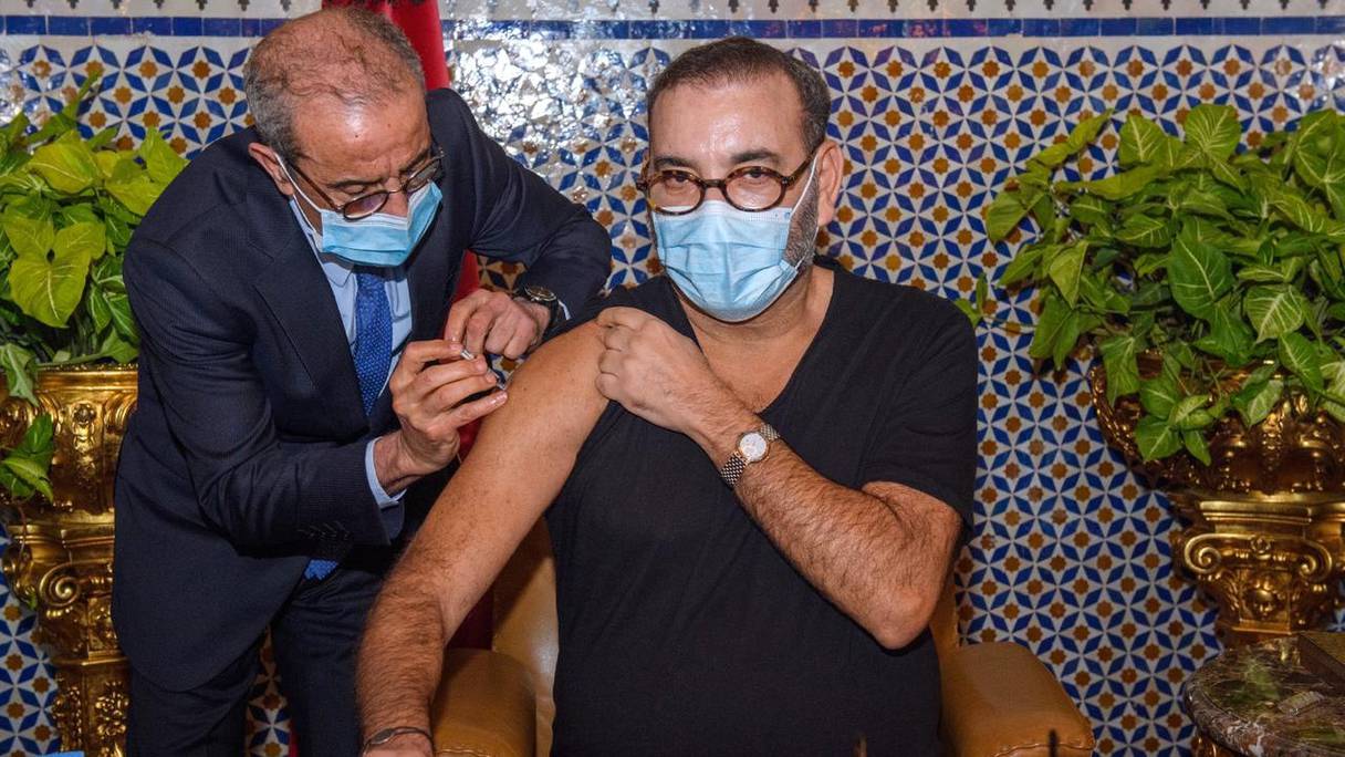 Le Roi a reçu une première dose du vaccin anti-Covid-19, jeudi 28 janvier 2021 au palais royal de Fès. 
