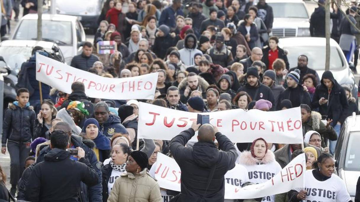 Plusieurs centaines de personnes ont participé lundi à une marche de soutien au jeune homme, à Aulnay-sous-Bois.
