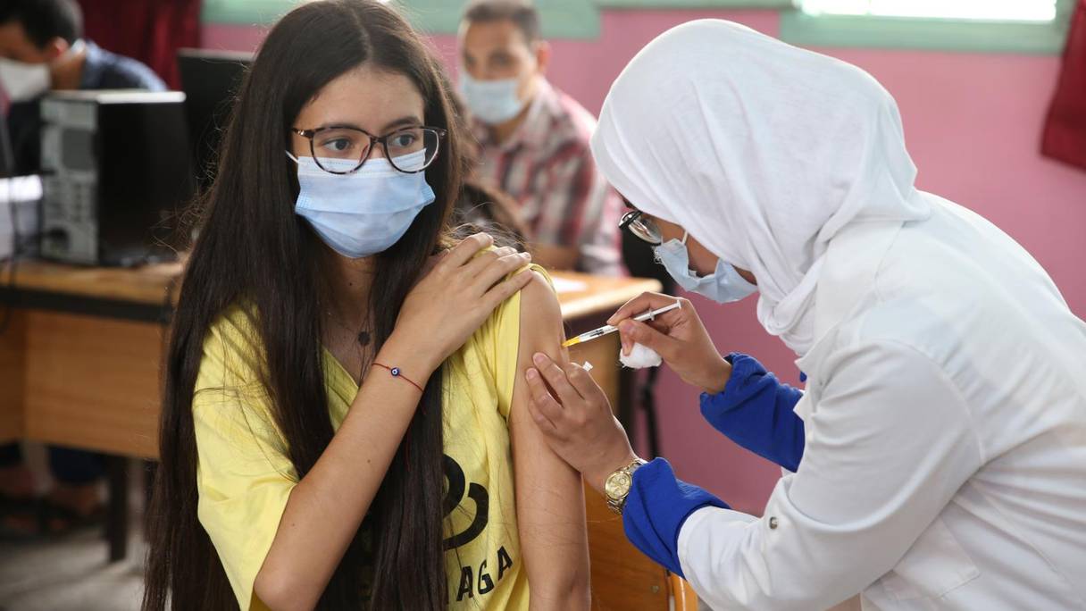 Une jeune fille reçoit, le 23 septembre 2021 à Fès, sa deuxième dose de vaccin anti-Covid-19 dans le cadre de la campagne de vaccination en faveur des élèves âgés entre 12 et 17 ans. 
