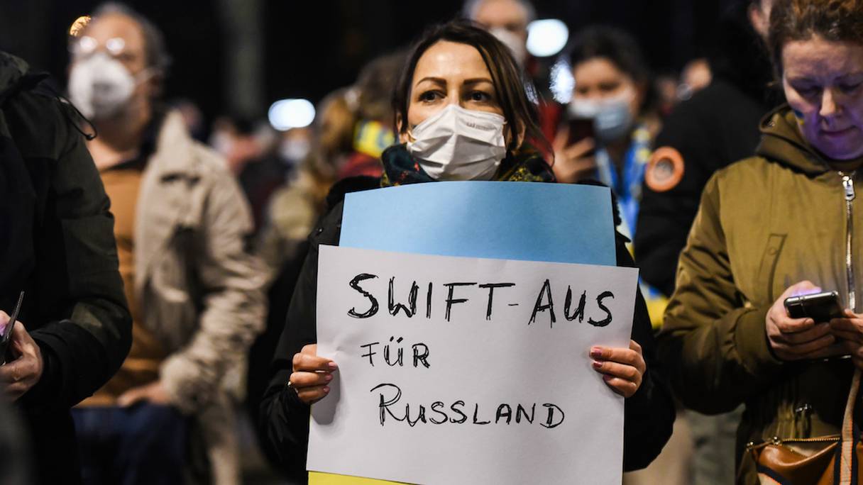Les gens manifestent contre l'invasion de l'Ukraine, appelant à exclure la Russie du système bancaire Swift, à Dortmund, dans l'ouest de l'Allemagne, le 25 février 2022. 
