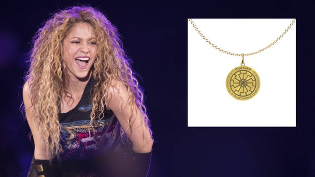 La chanteuse colombienne Shakira et le bijou incriminé.
