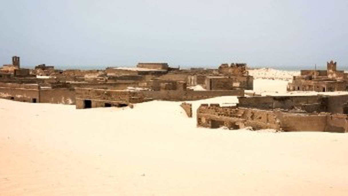 Maisons ensablées à Lagouira, aux confins sud du Royaume du Maroc. 
