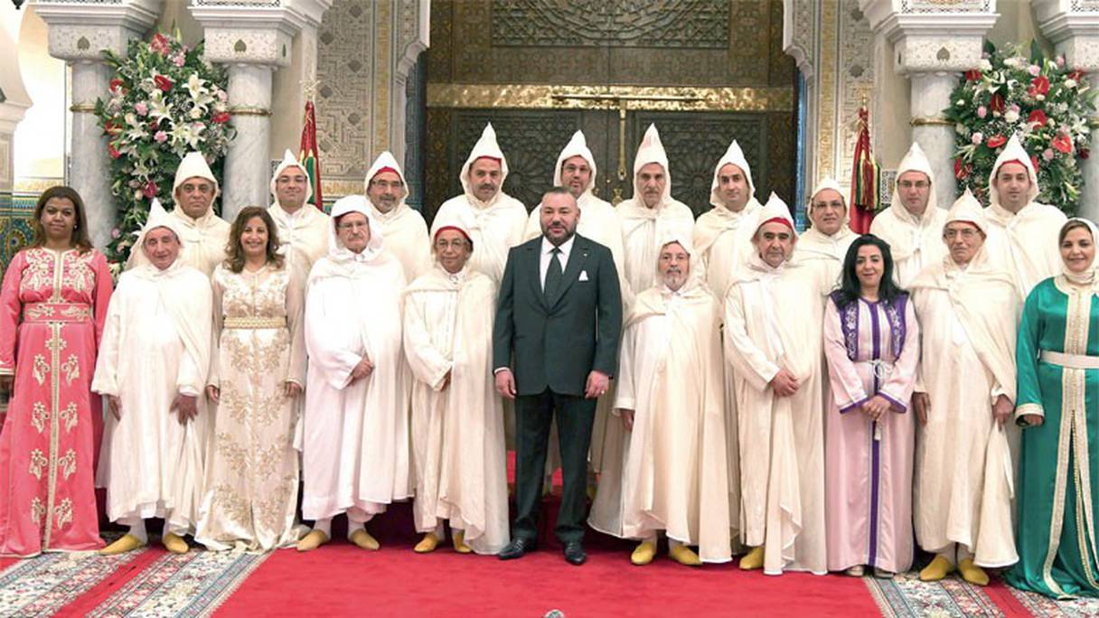 Le roi Mohammed VI reçoit et nomme les membres du Conseil supérieur du pouvoir judiciaire, le 6 avril 2017 à Casablanca. 
