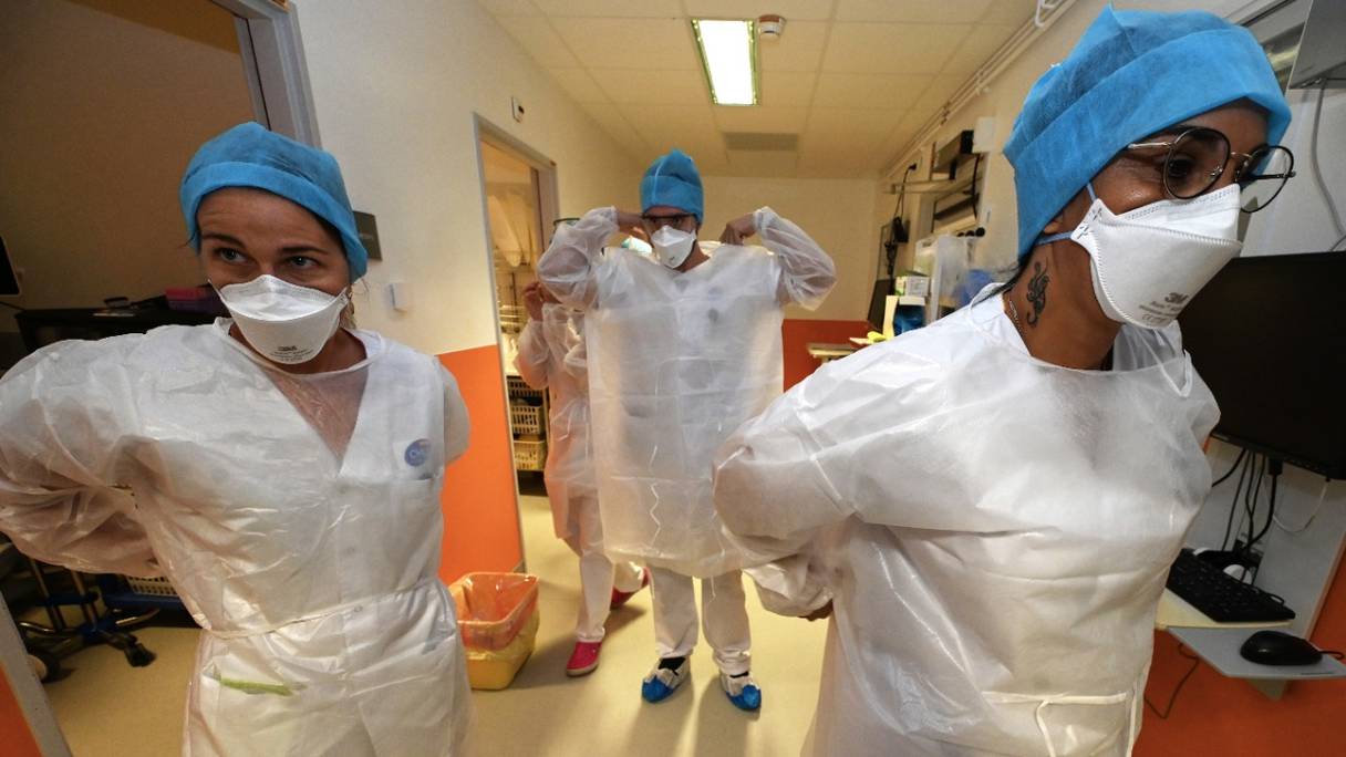 Des infirmières à l'unité de soins intensifs Covid-19 du Centre hospitalier universitaire de Montpellier, dans le sud de la France, le 5 novembre 2021.
