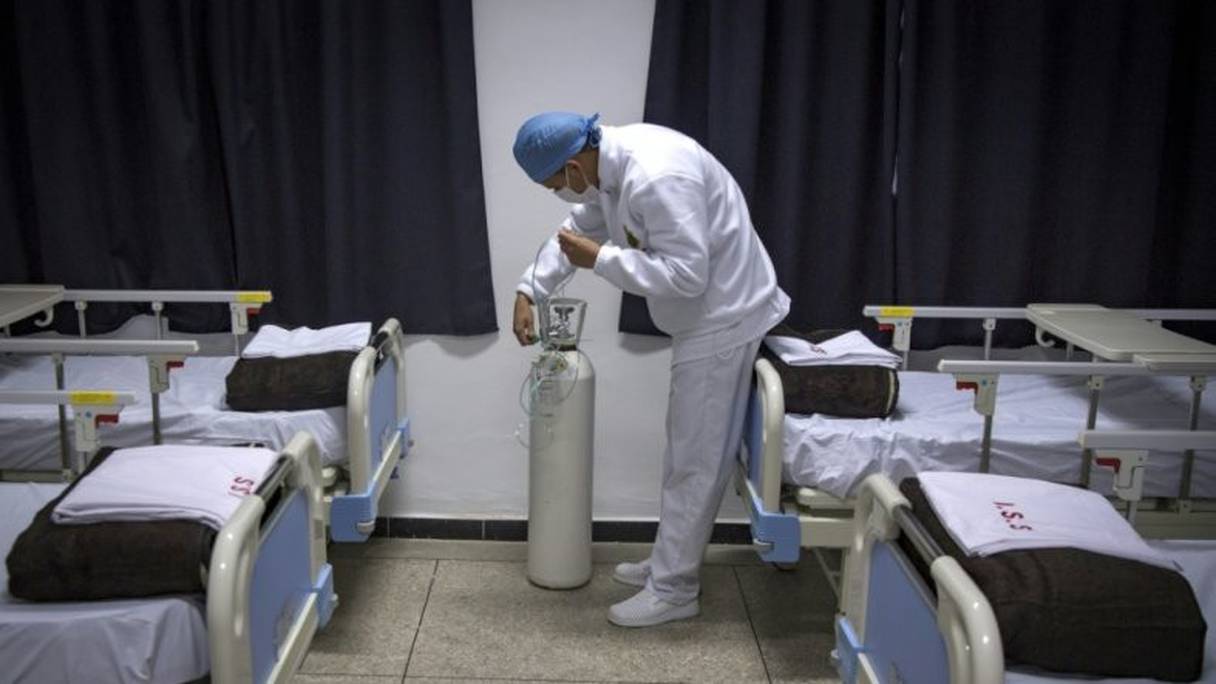 Un membre de l'équipe médicale de l'hôpital militaire à Nouaceur vérifie une bouteille d'oxygène, le 18 avril 2020.
