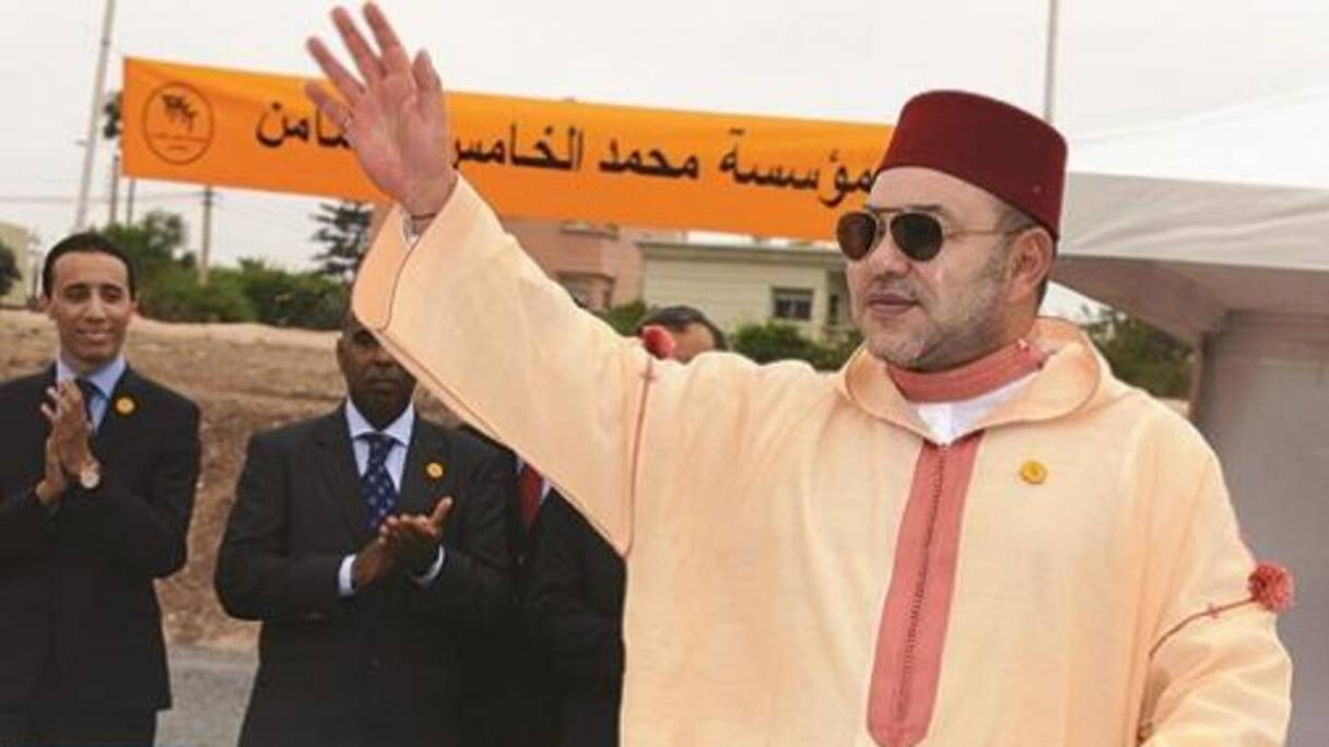 Le roi Mohammed VI visite le port de Tanger Med, à l'occasion de l'opération Marhaba d'accueil des MRE, à l'été 2016. 
