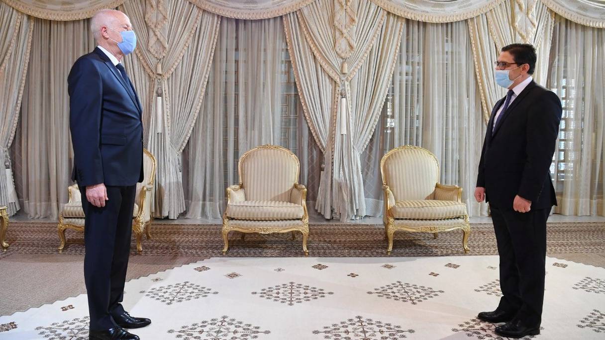 Le ministre des Affaires étrangères, Nasser Bourita et le président tunisien, Kaïs Saeïd.
