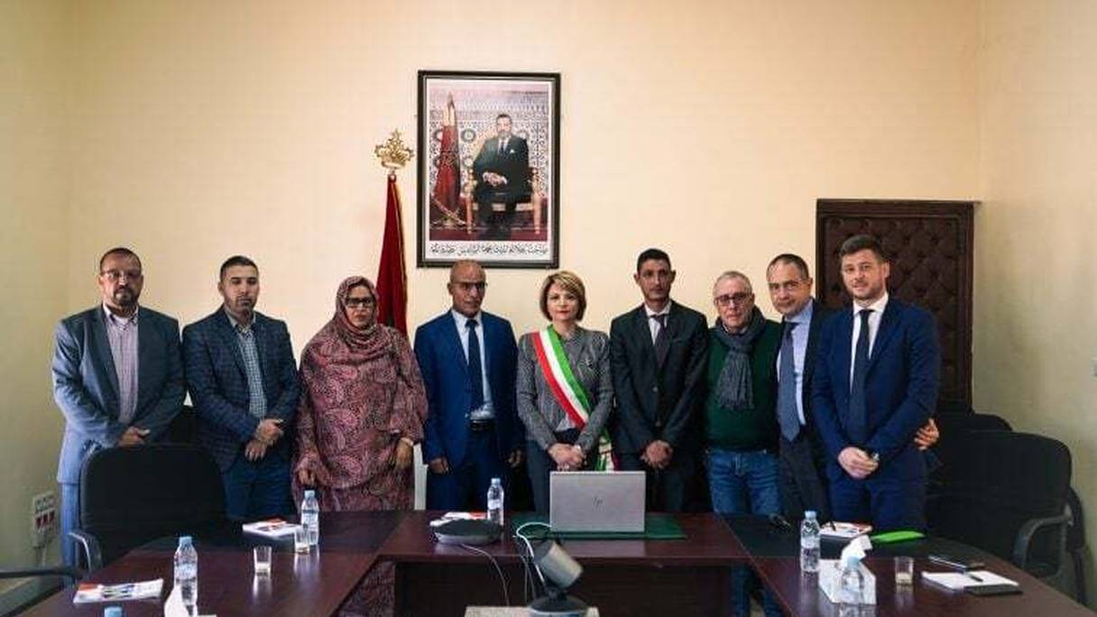 La délégation italienne reçue à Dakhla pour la signature d'un accord-cadre de partenariat entre les villes de Dakhla et Vibo Valentia, le samedi 21 janvier 2023.
