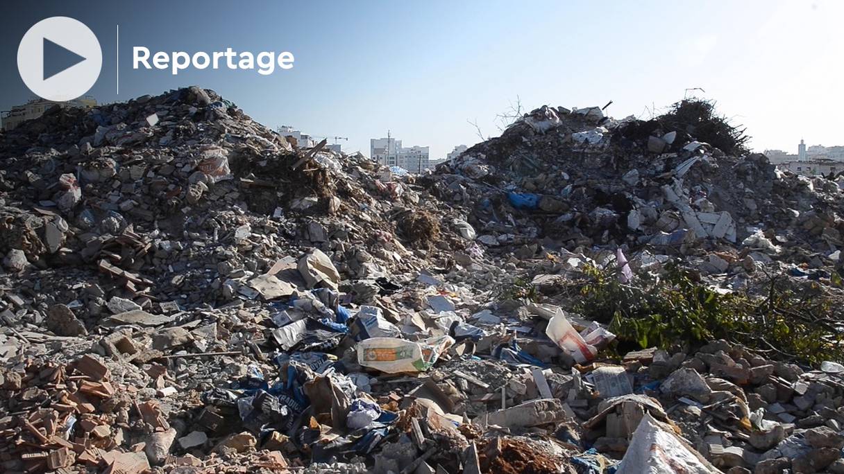 A Casablanca, les déchets inertes, produits par l'activité de construction, sont abandonnés dans la nature, au grand désarroi des habitants.
