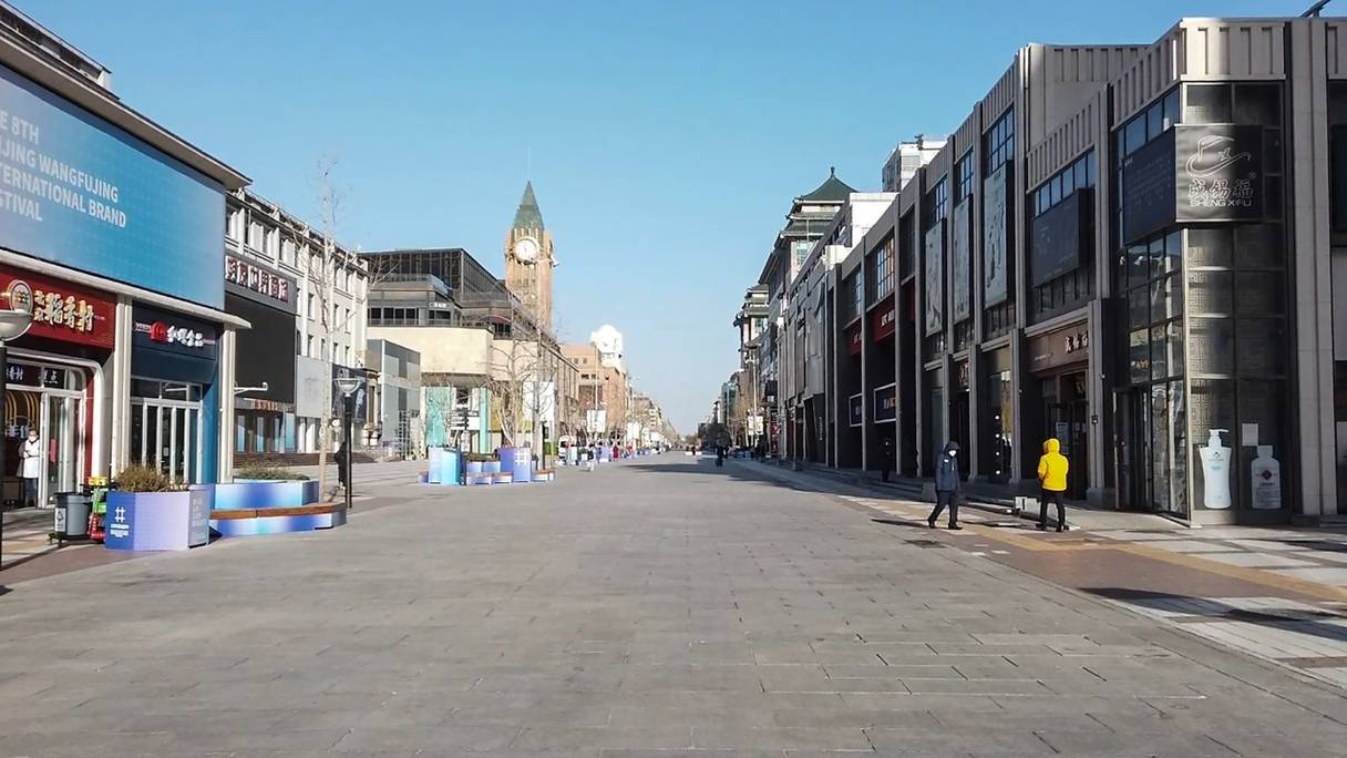 Une rue presque vide du quartier commerçant de Wangfujing, à Pékin, le 13 décembre 2022.
