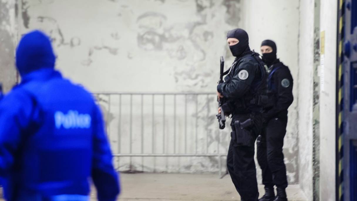 La police belge devant un tribunal de Bruxelles.
	 
