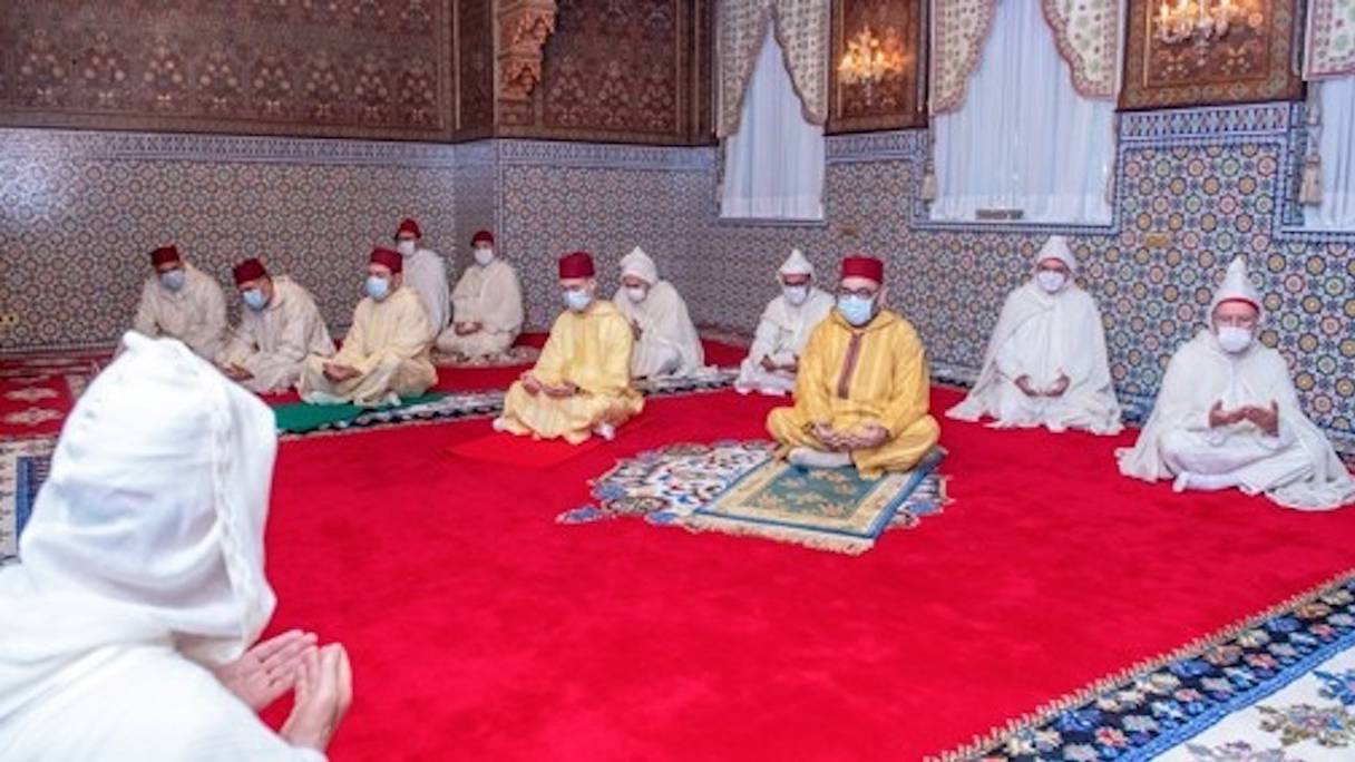 Le roi Mohammed VI accomplit, dimanche 1er Choual, correspondant au 24 mai 2020, la prière de l’Aïd El-Fitr (archives).
