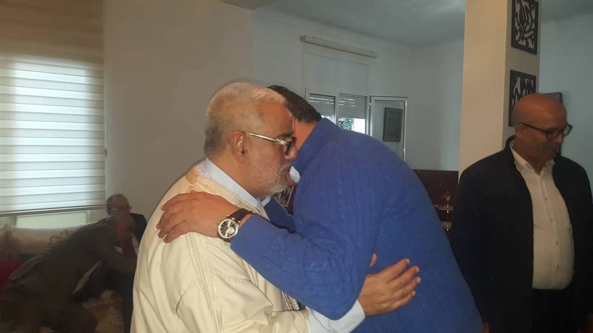 Aziz Akhannouch présentant ses condoléances à Abdelilah Benkirane.
