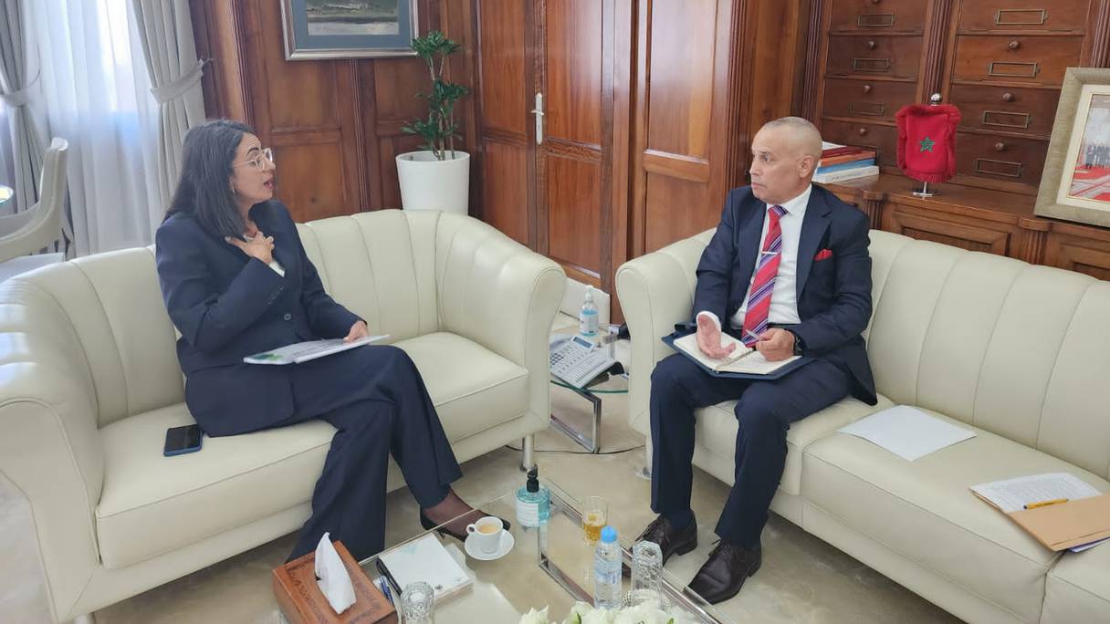 Réunion entre la ministre de l’Economie et des Finances, Nadia Fettah Alaoui, et le président de la Confédération marocaine des TPE-PME, Abdellah El Fergui, au siège du ministère, à Rabat, le 24 juillet 2022.
