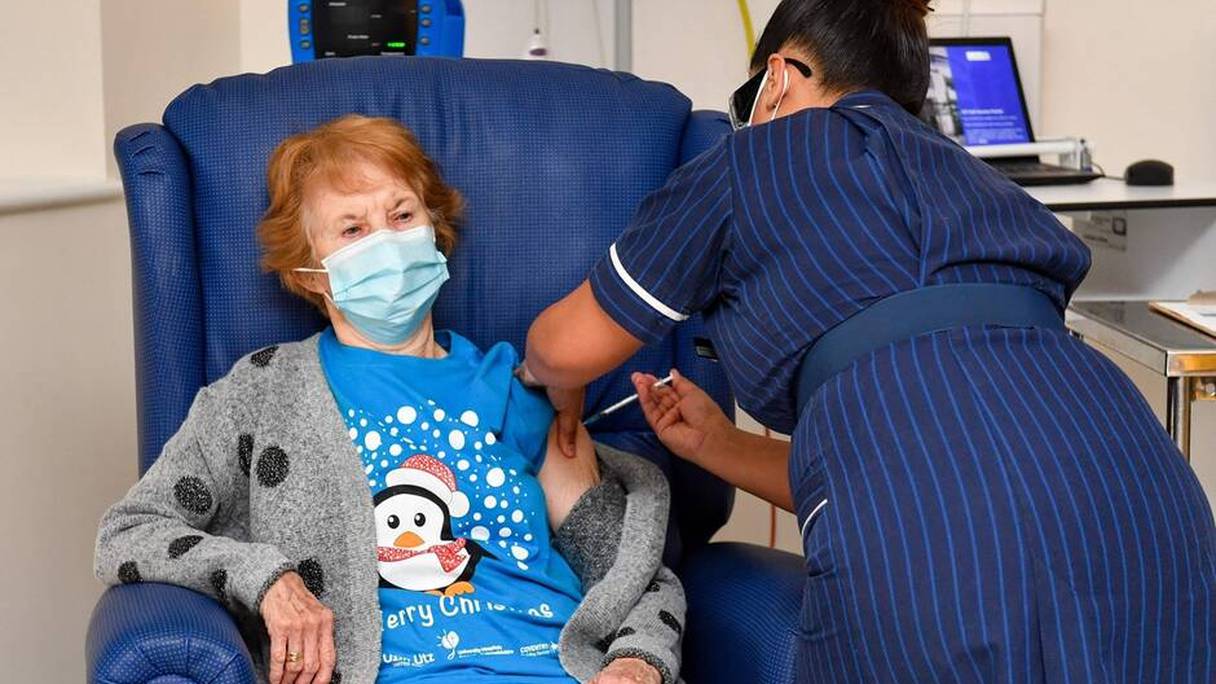 Margaret Keenan, 90 ans, est la première personne au monde à avoir reçu le vaccin développé par Pfizer/BioNTech. 
