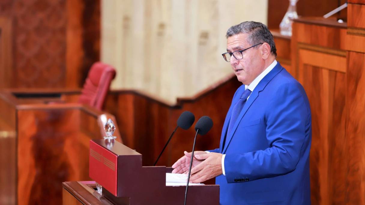 Le chef du gouvernement, Aziz Akhannouch, au cours d'une séance plénière commune aux deux Chambres du Parlement, consacrée à la présentation du programme de l'action gouvernementale, le 11 octobre 2021, à Rabat.
