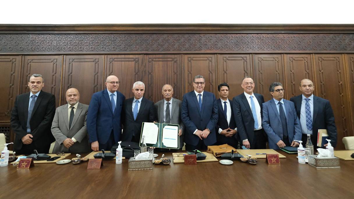 Cérémonie de signature d’un accord entre le ministère de la Santé et de la Protection sociale et l'ensemble des syndicats représentant le secteur, présidée par le chef du gouvernement, Aziz Akhannouch, le 24 février 2022, à Rabat. 
