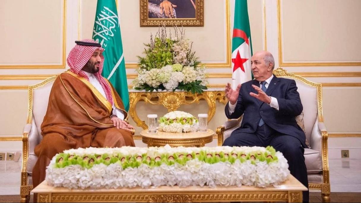 Le prince héritier saoudien Mohammed Ben Salmane rencontre le président algérien Abdelmadjid Tebboune à Riyad, le 26 février 2020.
