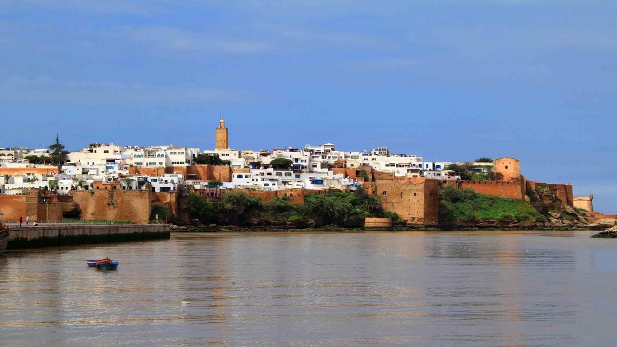 La kasbah des Oudayas, à Rabat, vue depuis l'embouchure du Bouregreg. Depuis 2012, un ensemble de sites de la capitale marocaine est inscrit sur la liste du patrimoine mondial de l'Unesco. La ville a aussi reçu la deuxième place du classement CNN des «Meilleures destinations touristiques de 2013».
