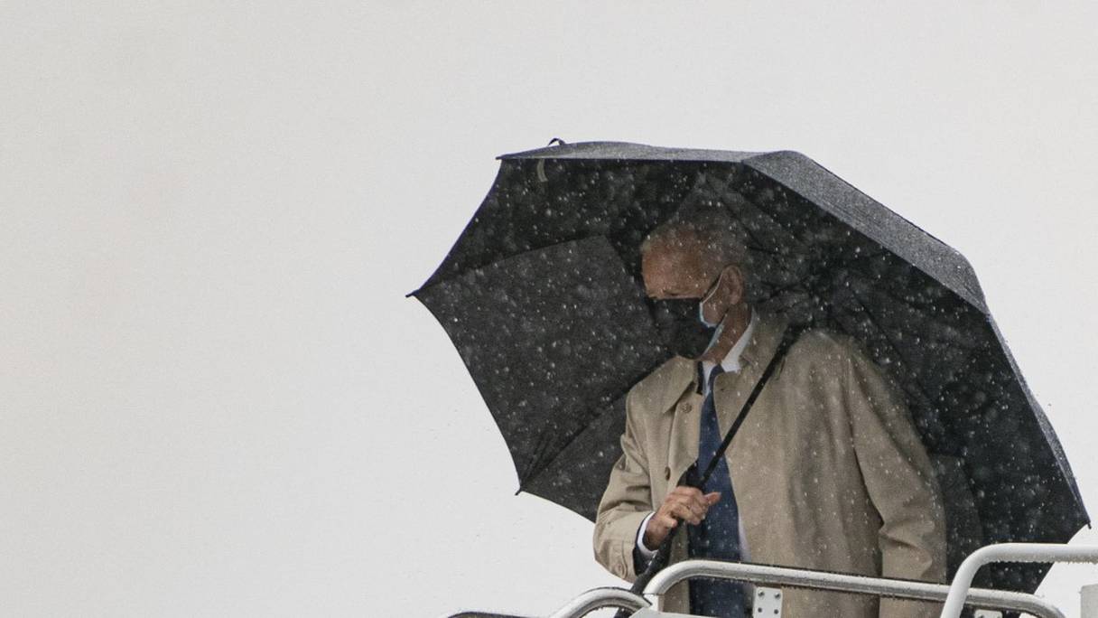 Joe Biden monte à bord d'Air Force One sous la pluie à Andrews Air Force Base, le 31 mars 2021, dans le Maryland. Le président américain se rend à Pittsburgh, en Pennsylvanie, pour exposer sa vision économique et le plan de l'administration Biden-Harris. 
