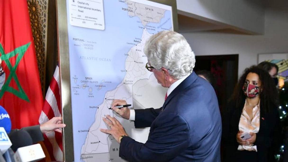 L'ambassadeur américain au Maroc présente la carte complète du Maroc officiellement adoptée par le gouvernement américain.
